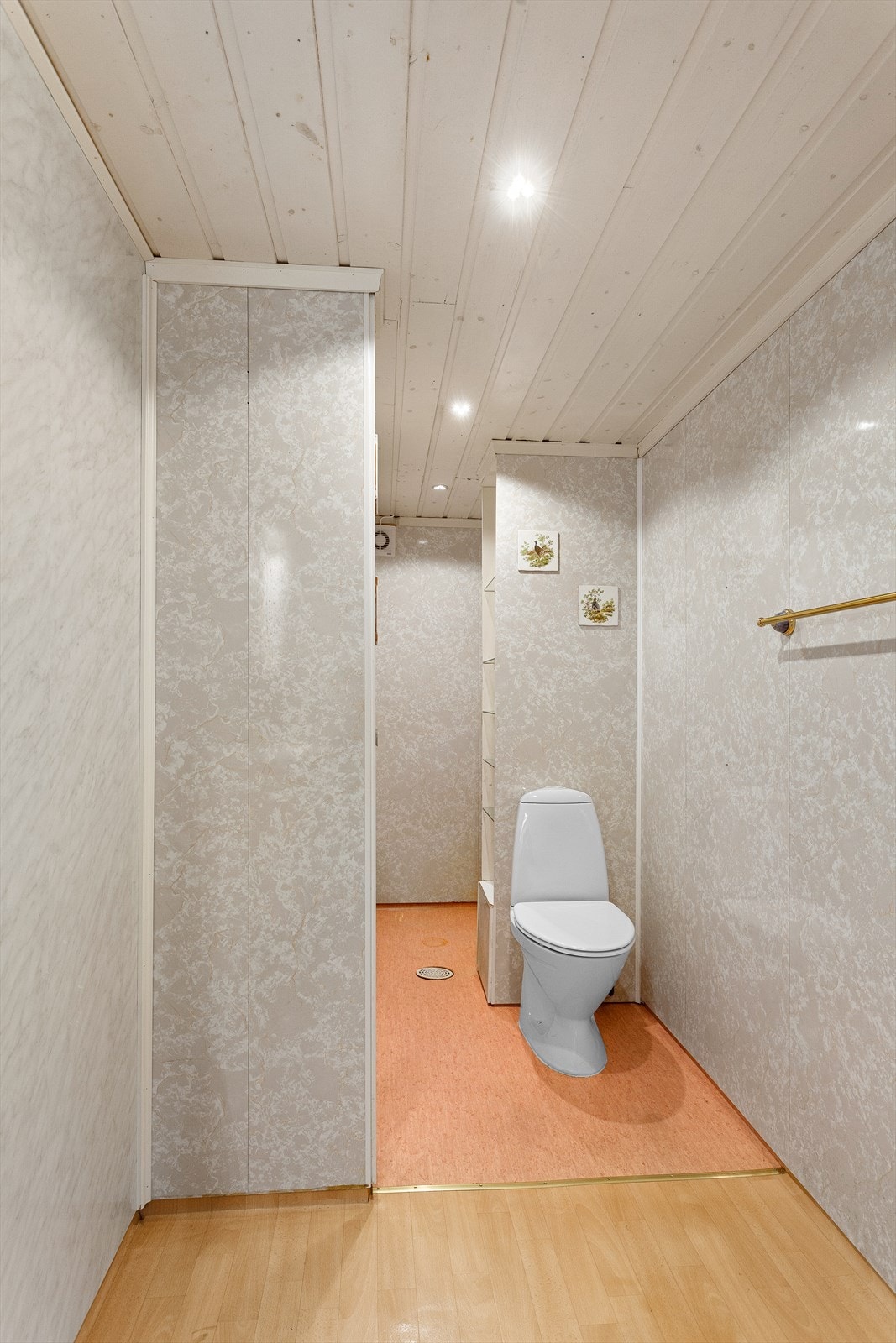 Det er downlights i tak som gir god belysning. Galleribilde