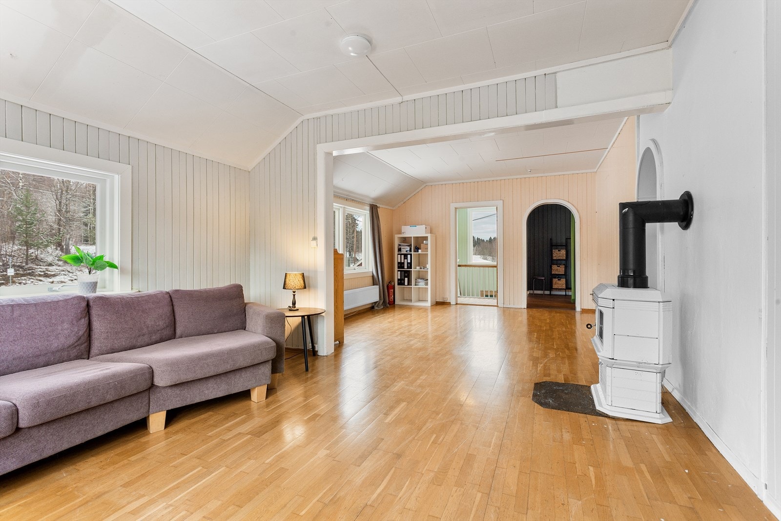 I 2. etasje har man også en romslig stue, malt i lyse farger. Galleribilde