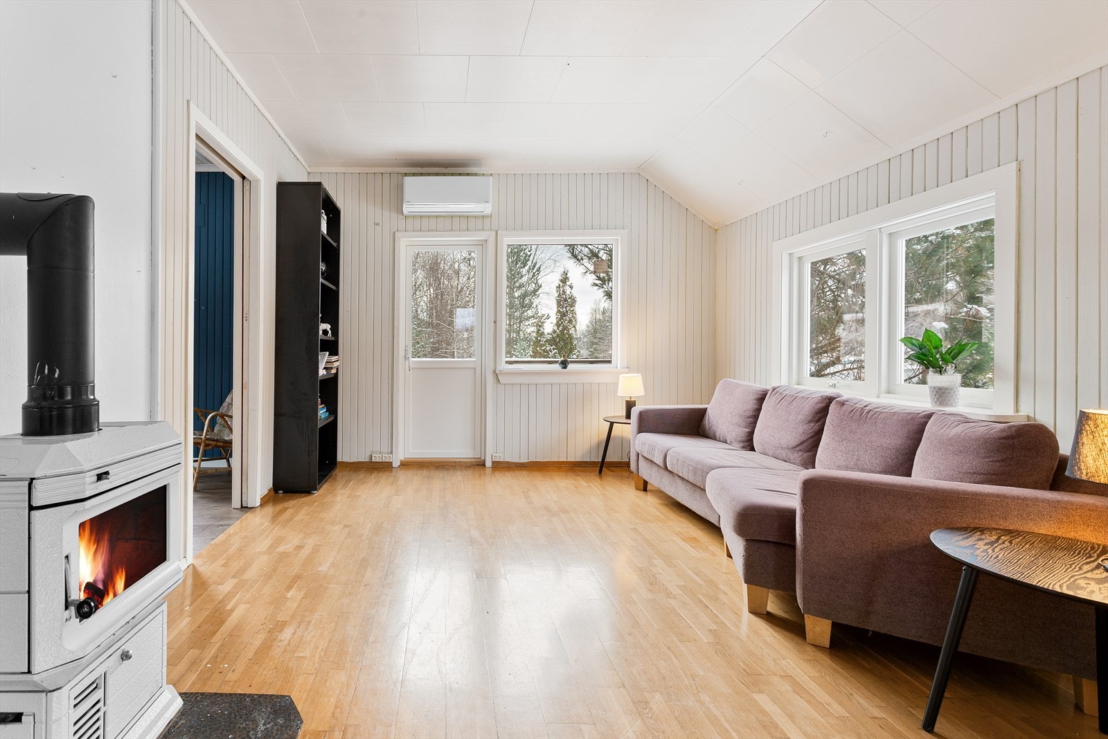 Det er installert en varmepumpe og man har utgang til veranda. Galleribilde