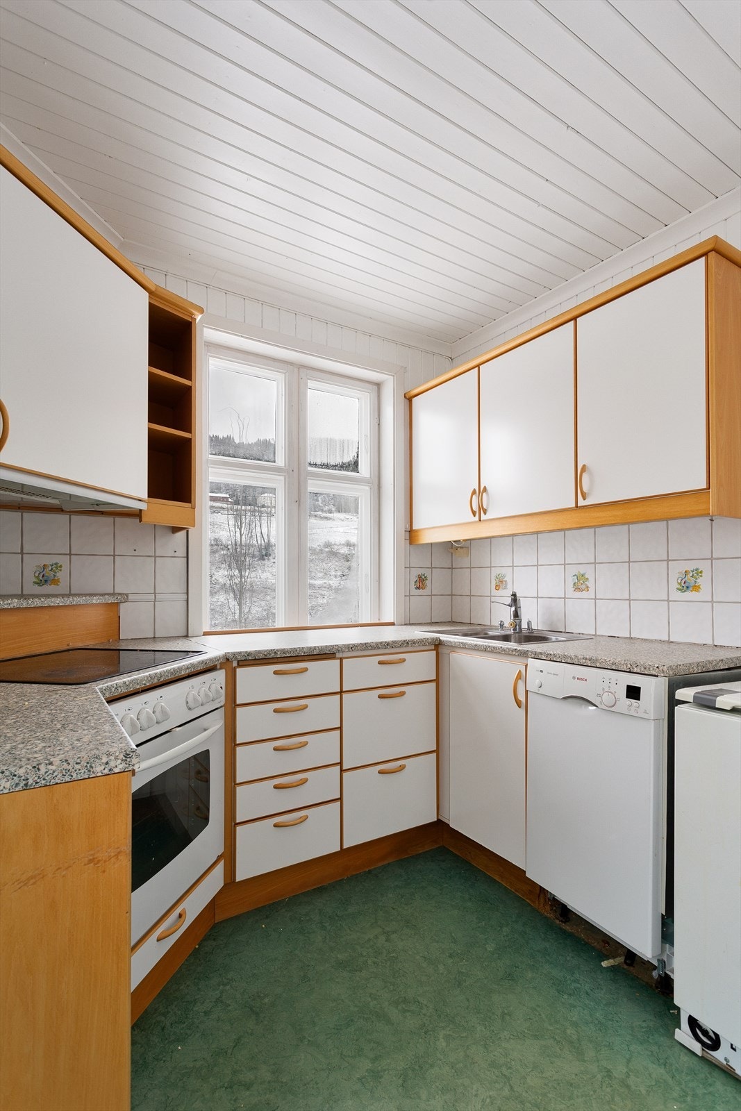 Kjøkkenet har glatte fronter og en benkeplate i laminat. Galleribilde