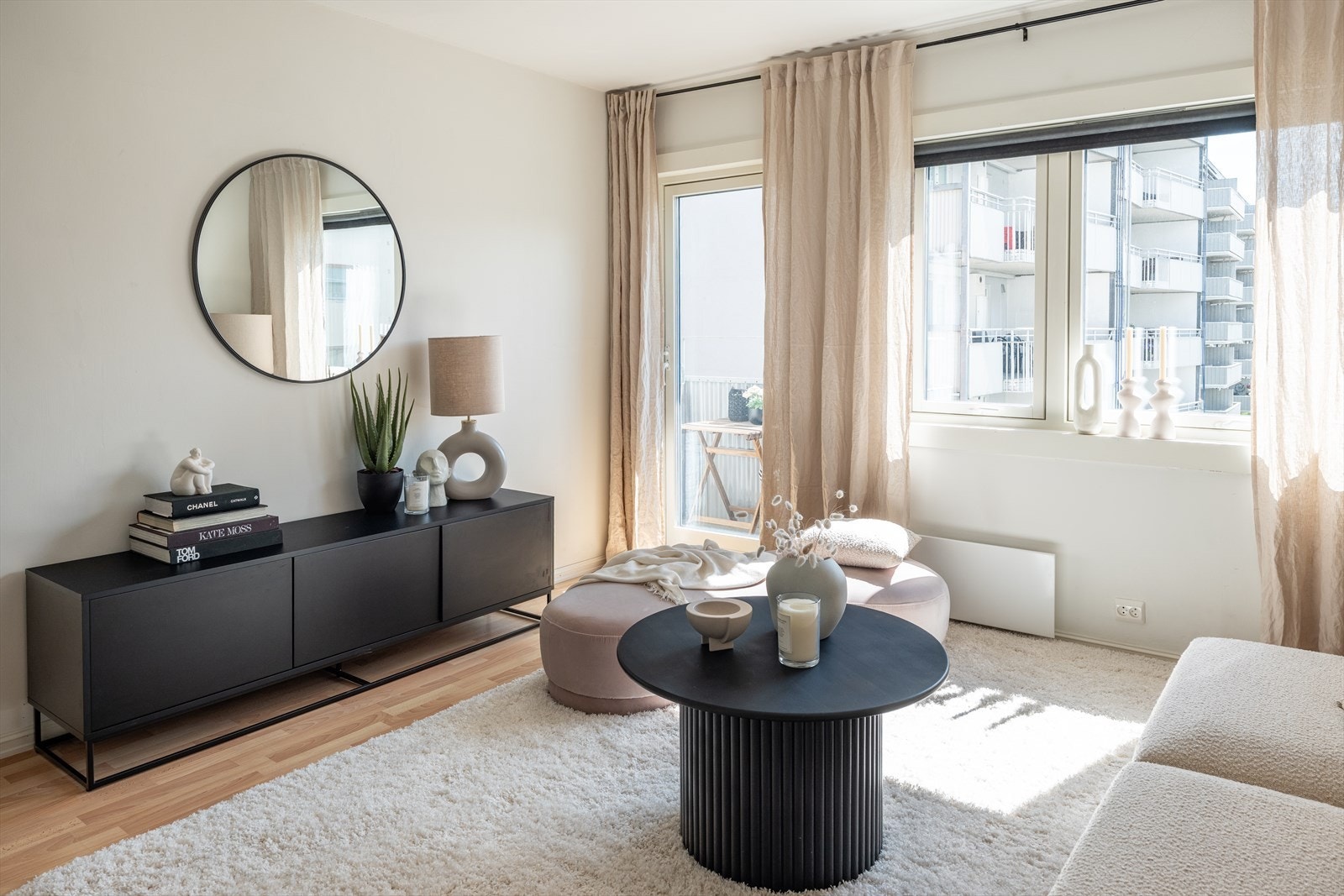 Leilighetens stue er på 17,7 m² og har direkte adkomst til balkong. Galleribilde