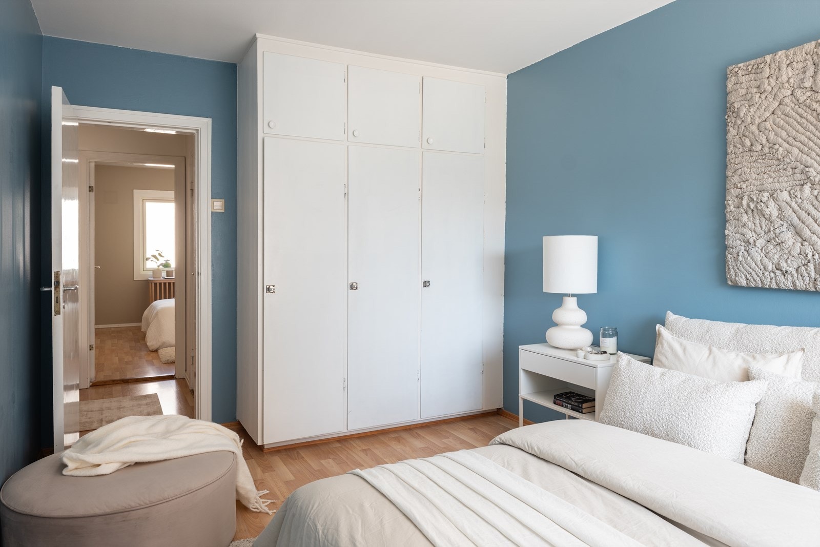 Romslig garderobeskap på soverommet medfølger handelen. Galleribilde