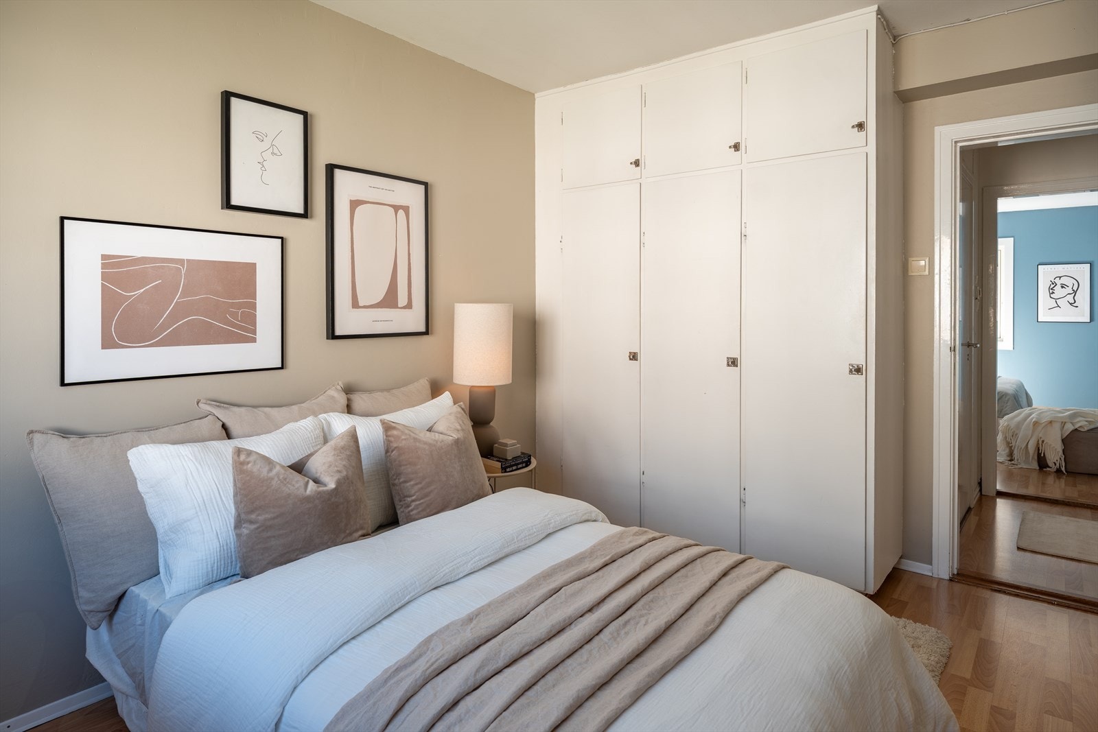 Også her får du et praktisk garderobeskap for oppbevaring, som medfølger handelen. Galleribilde