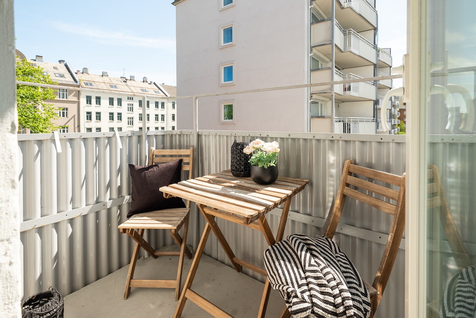 Leilighetens balkong strekker seg over 2,7 m². Balkongen er sørvendt og byr på sol fra formiddag til tidlig kveld om sommerstid. Galleribilde