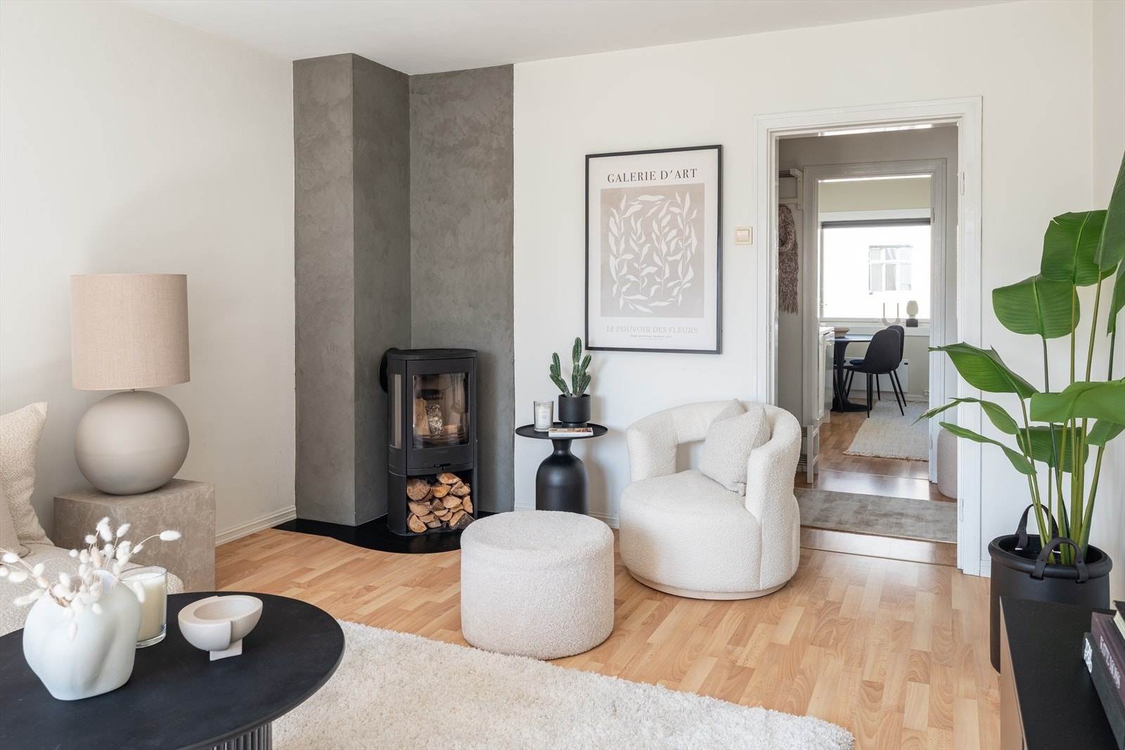 Vedfyring for behagelig og økonomisk oppvarming. Galleribilde