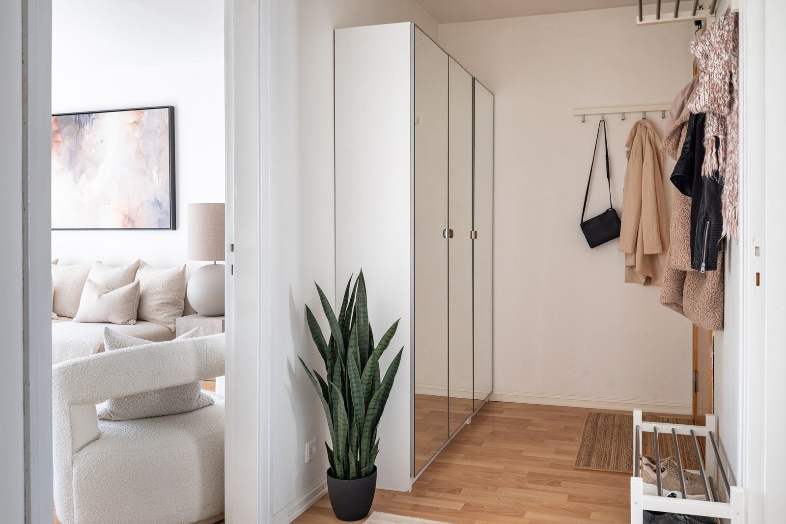 I entréen er det både skyvedørsgarderobe for oppbevaring av sko og yttertøy, samt praktisk oppheng. Dette medfølger handelen. Galleribilde