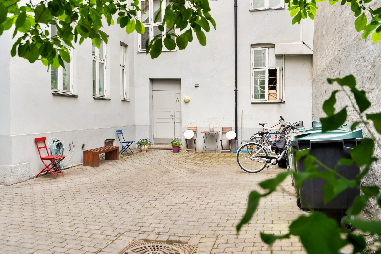 Pent opparbeidet bakgård med belegningsstein. Galleribilde