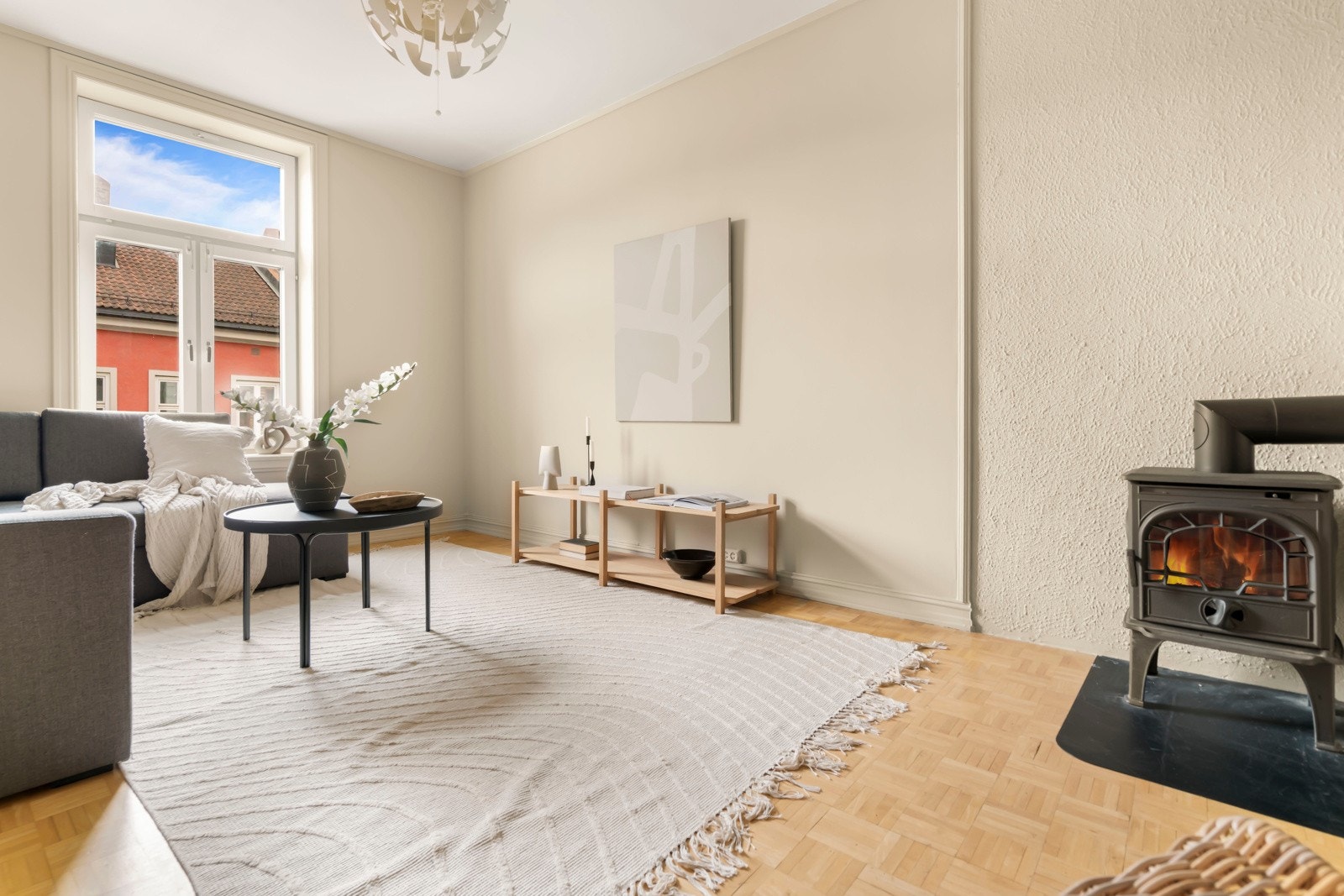 Det er montert peisovn i stuen, noe som gir godt med varme i vinterhalvåret. Galleribilde