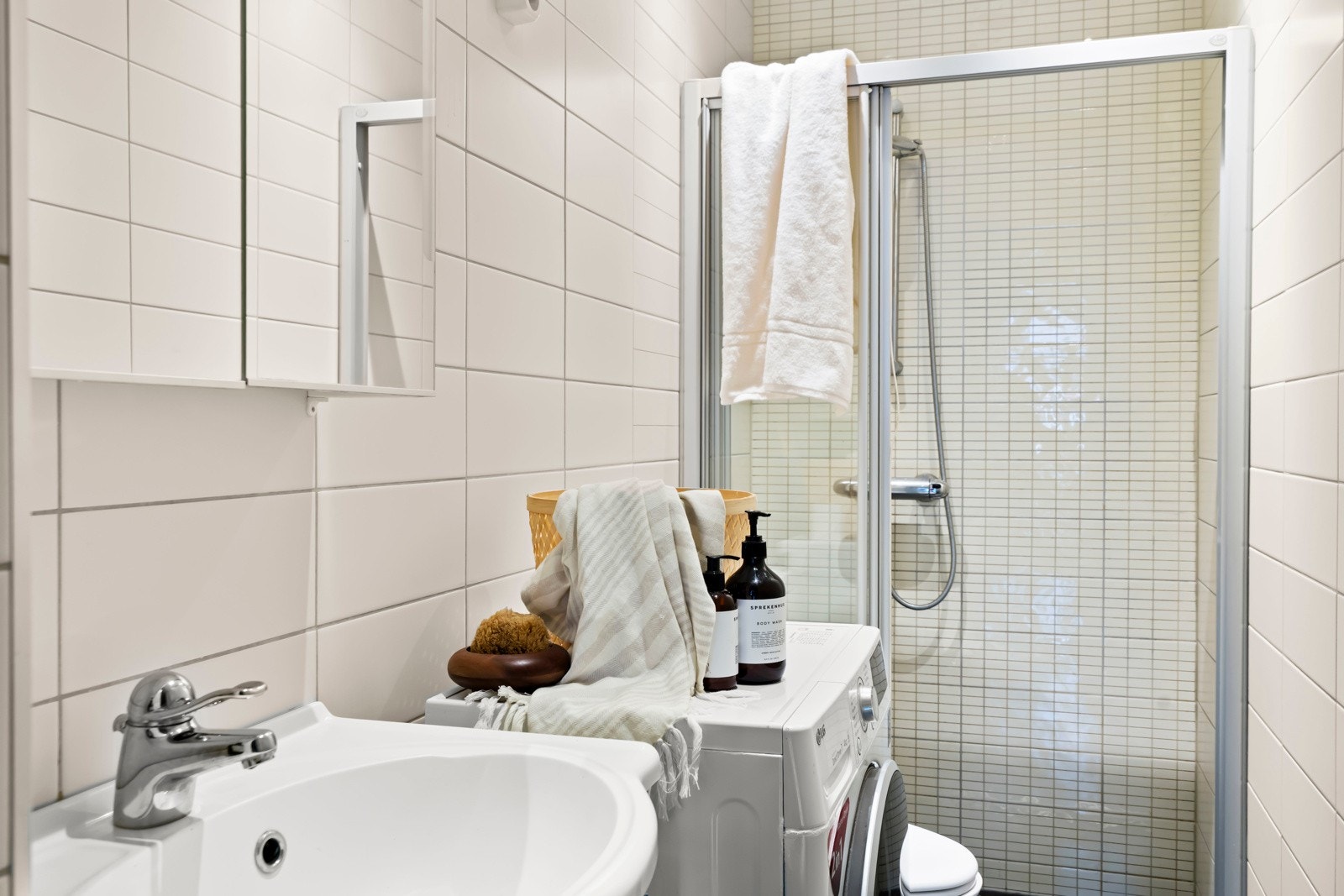 Flislagt baderom med opplegg for vaskemaskin. Galleribilde