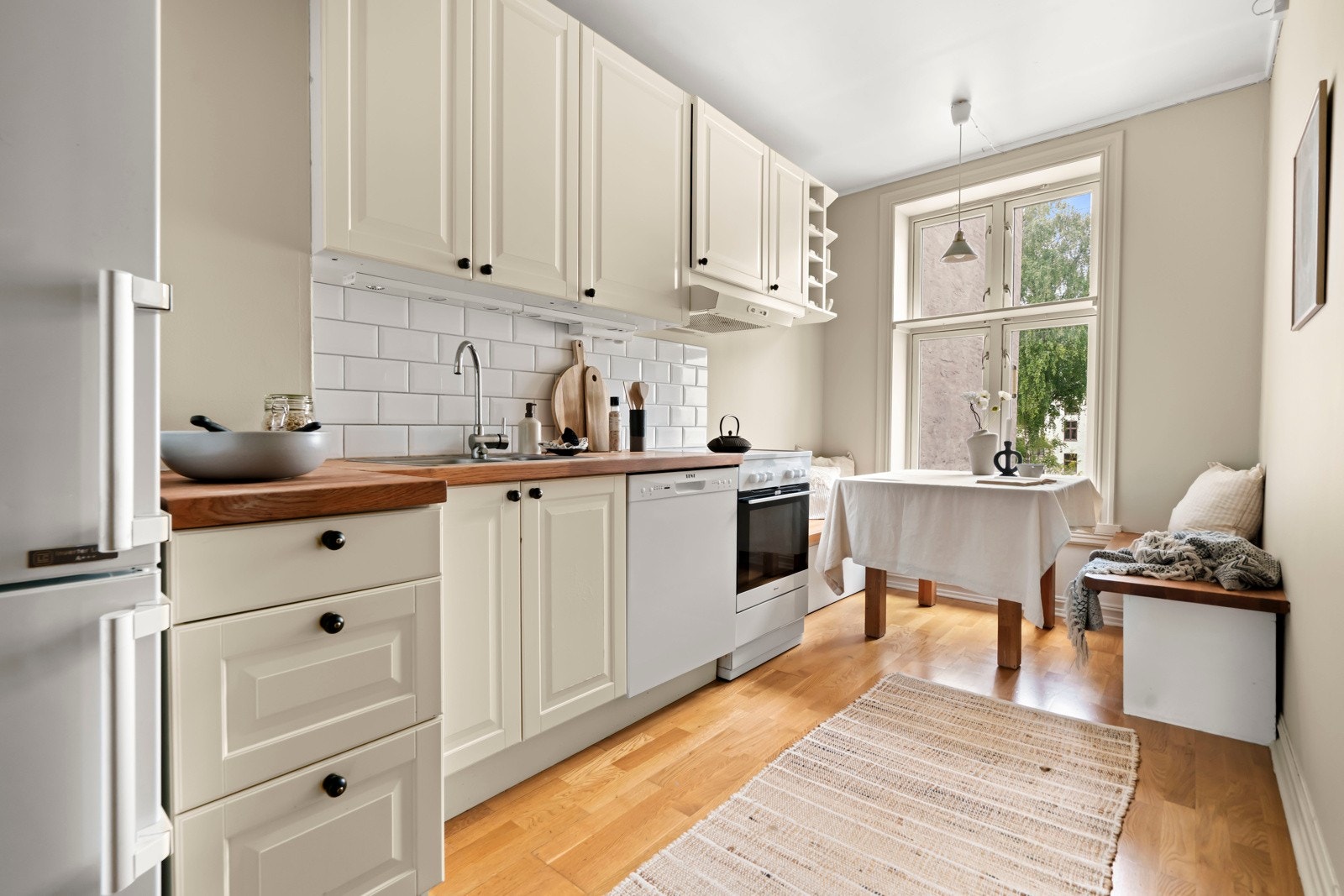 Hyggelig spisekjøkken med rikelig med oppbevaringsplass i skuffer og skap, samt plass til spisebord. Galleribilde