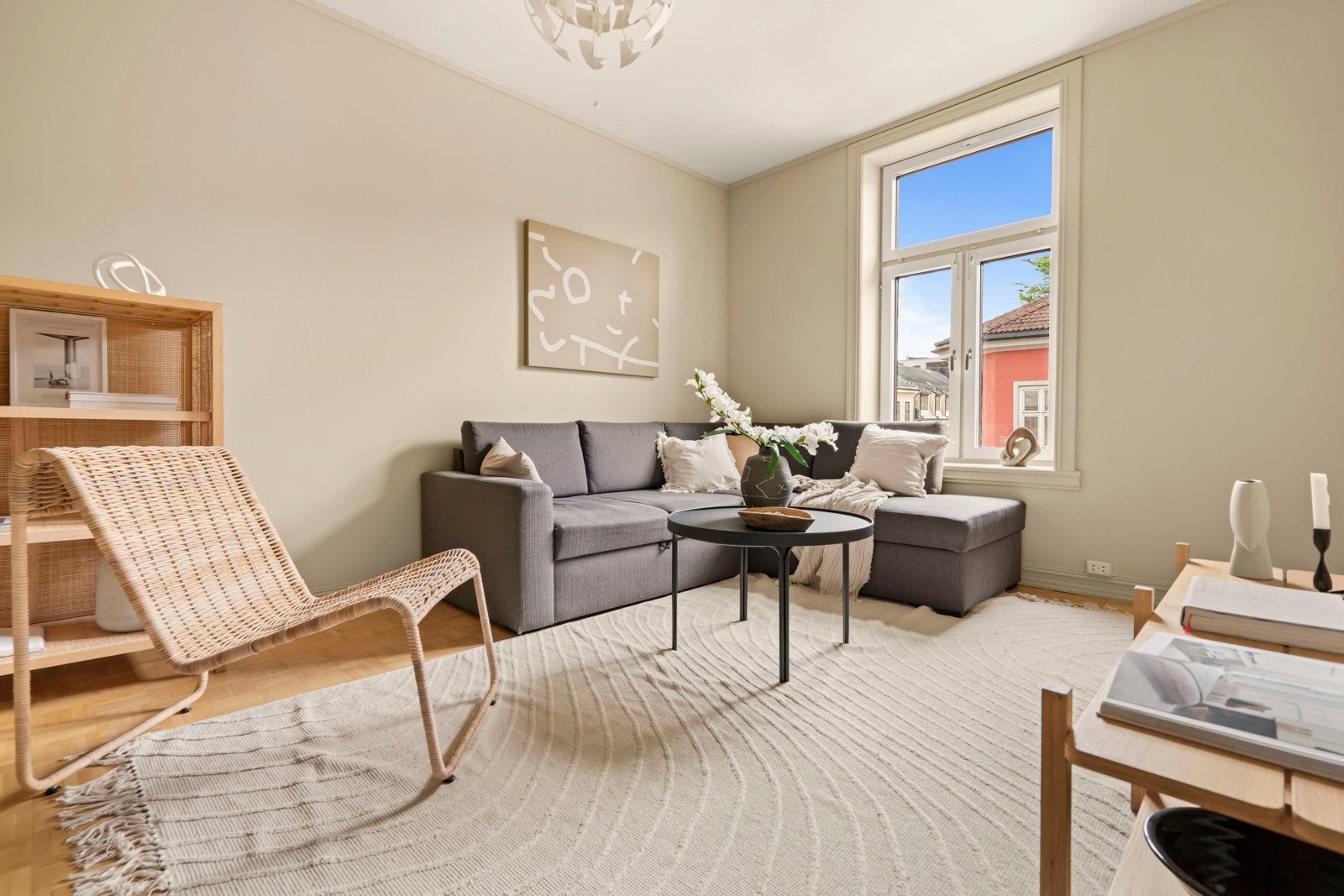 Hyggelig stue med plass til sofagruppe, spisebord og oppbevaringsmøbler. Galleribilde