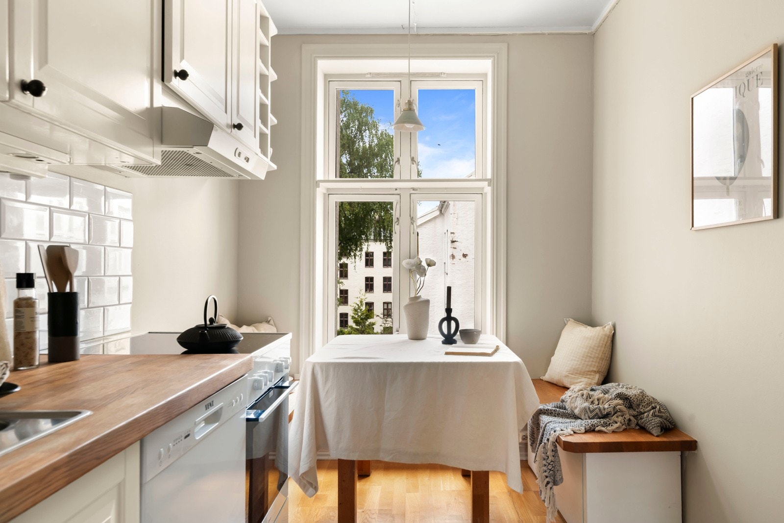 Kjøkkenet ligger vendt mot hyggelig bakgård. Galleribilde