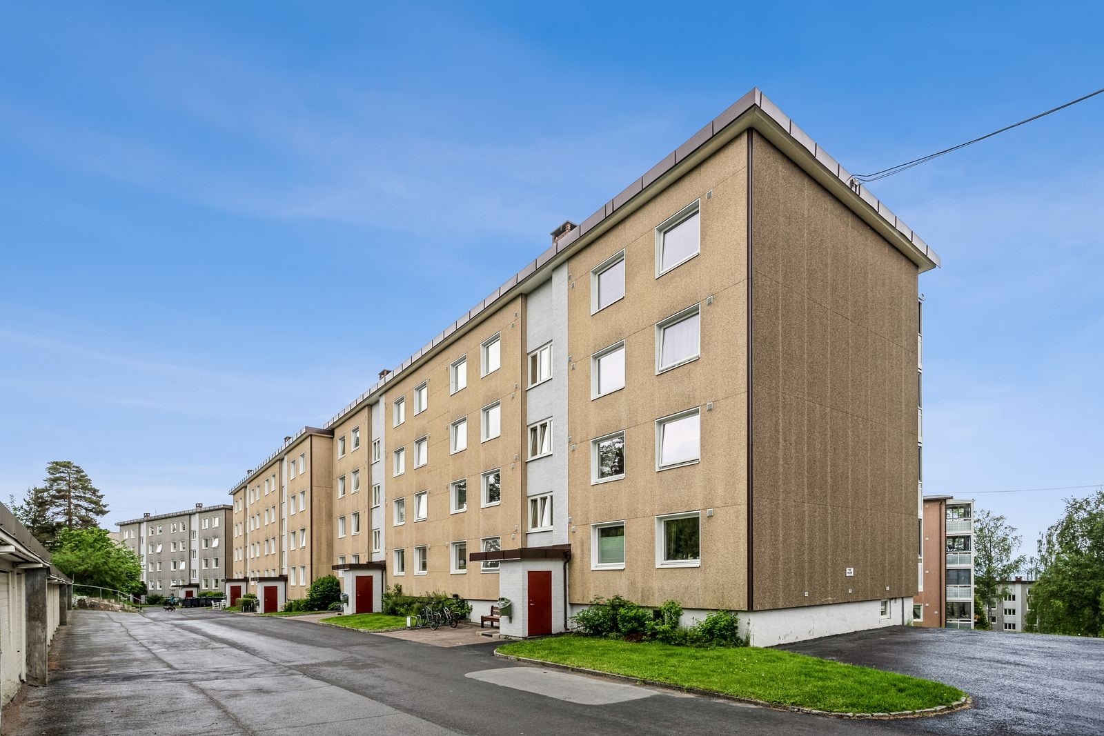 Rolig beliggenhet i etablert nabolag med kort vei til både natur og by. Galleribilde