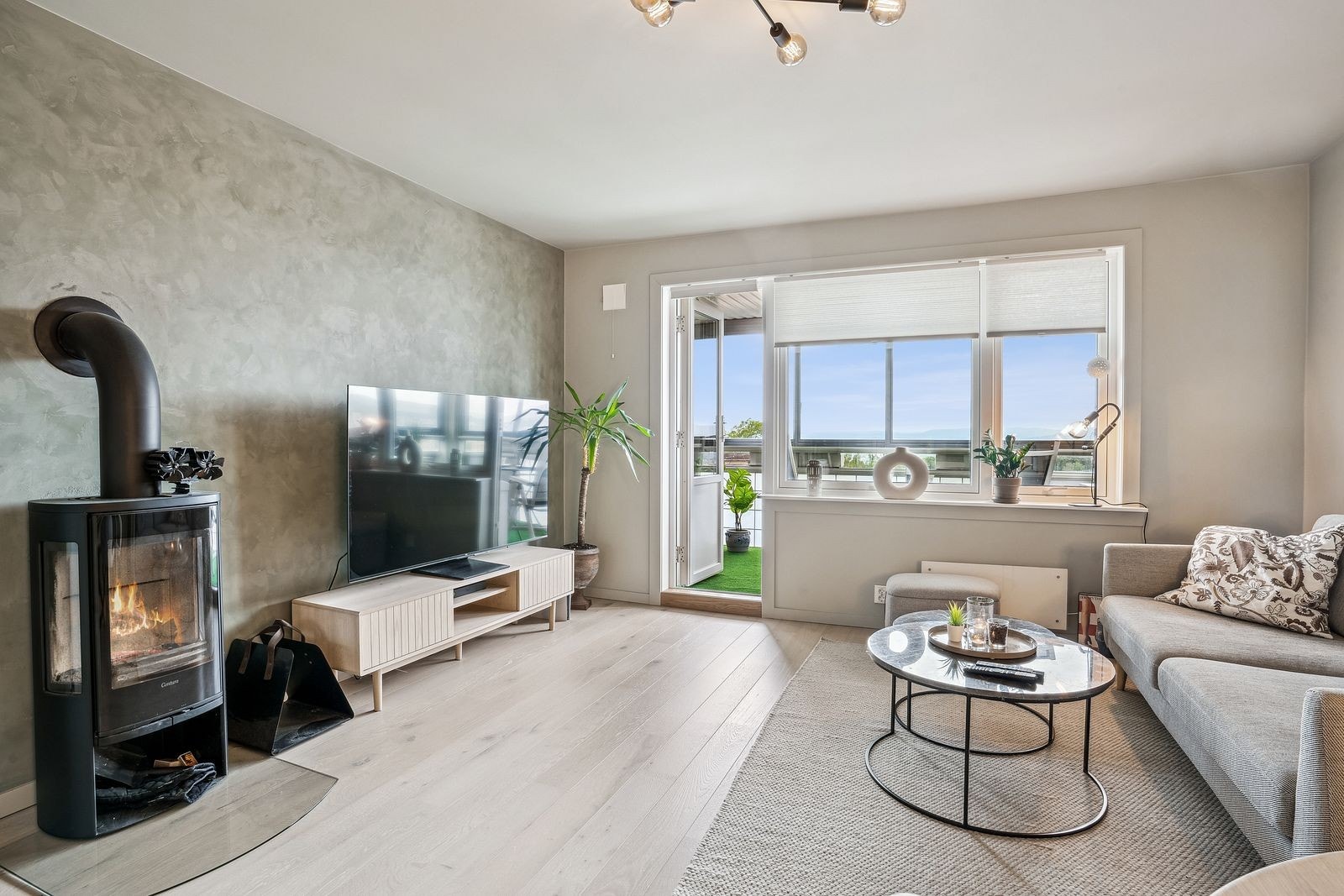 Lys og romslig stue med store vindusflater som slipper inn rikelig med naturlig lys. Galleribilde