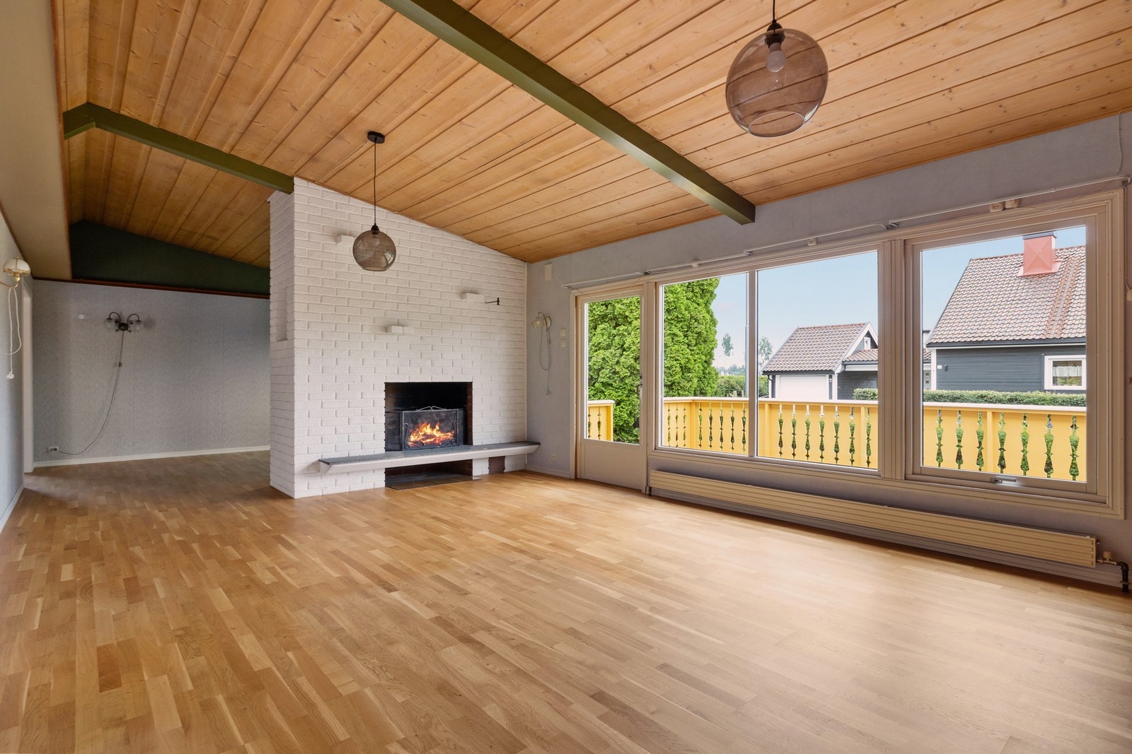Hovedstuen har peis samt god himingshøyde på deler. Galleribilde