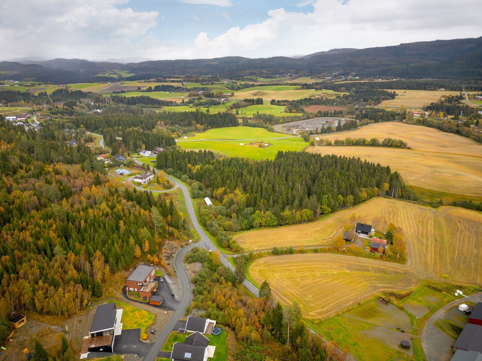 Fra her er det korte avstander til flere tur- og friluftsområder, samt alpinanlegg i Vassfjellet. Galleribilde