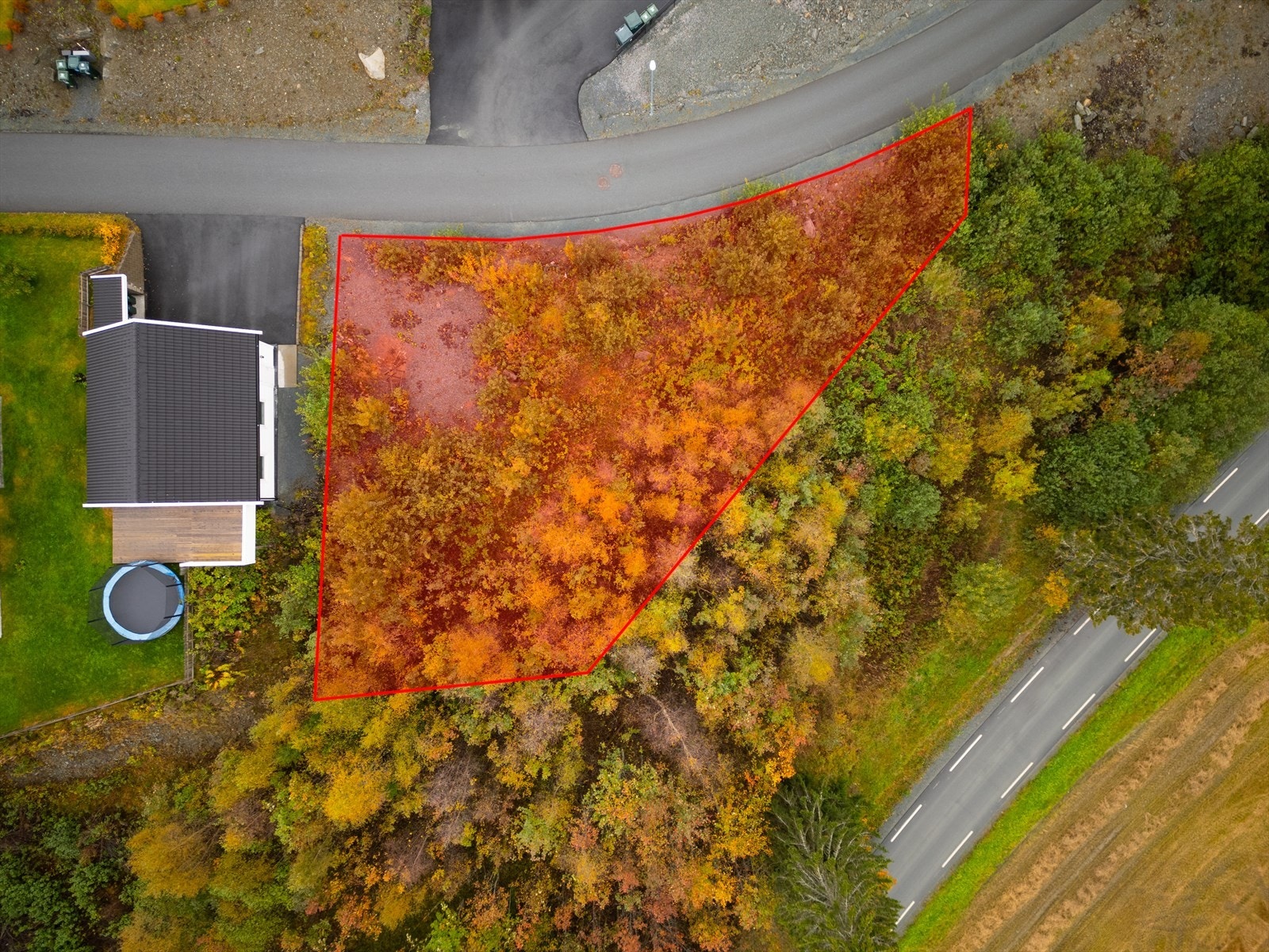 Tomta har en flott beliggenhet i naturskjønne omgivelser med flott utsikt og gode solforhold. Galleribilde