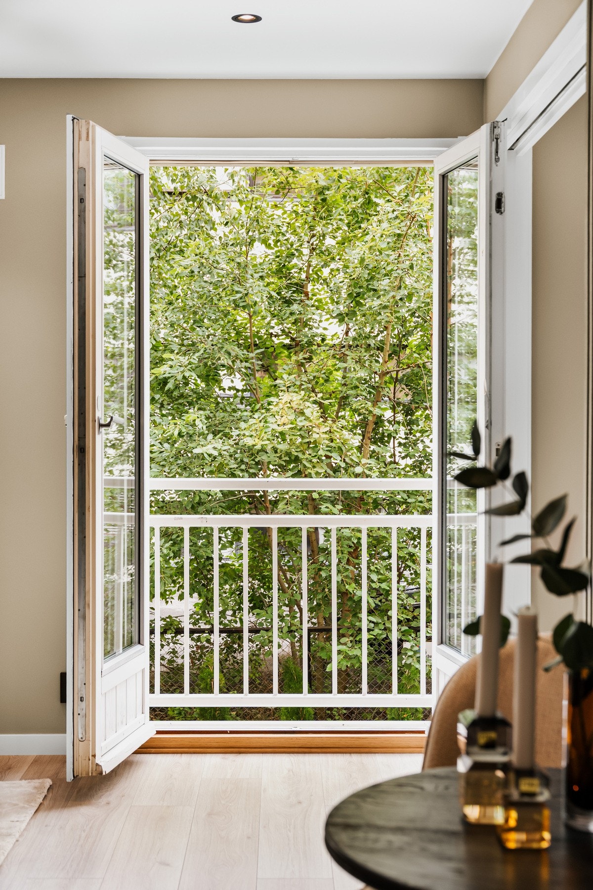 Fransk balkong som gir ekstra fine lysforhold i leiligheten. Det er nydelig, grønt utsyn fra stuen. Galleribilde