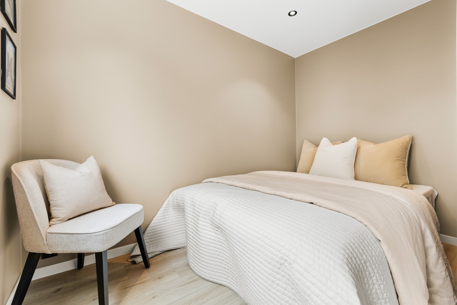 Lyst og romslig soverom med dimbare downlights. Galleribilde