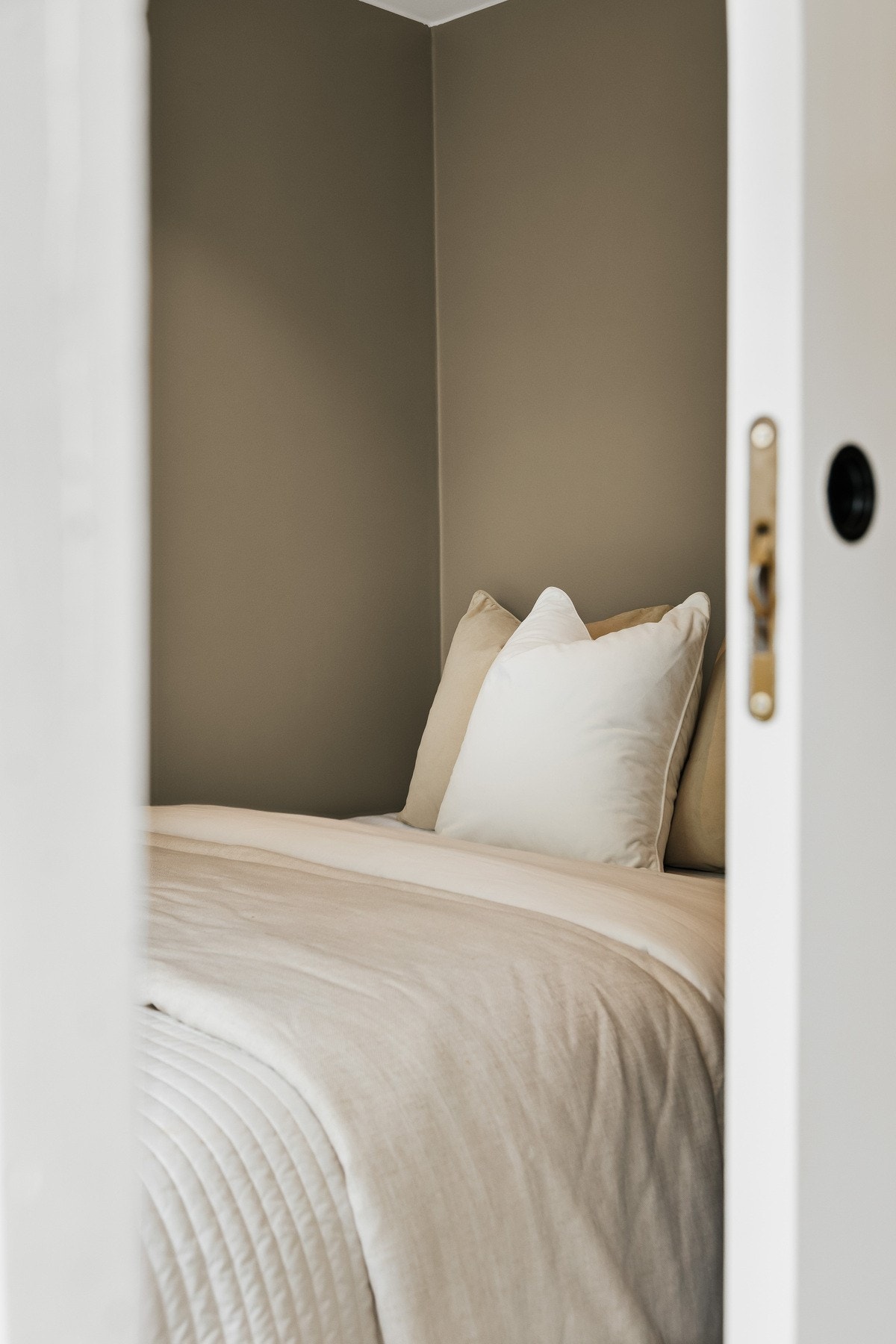 Skyvedør mellom stue og soverom som gir en meget lys og luftig atmosfære. Galleribilde