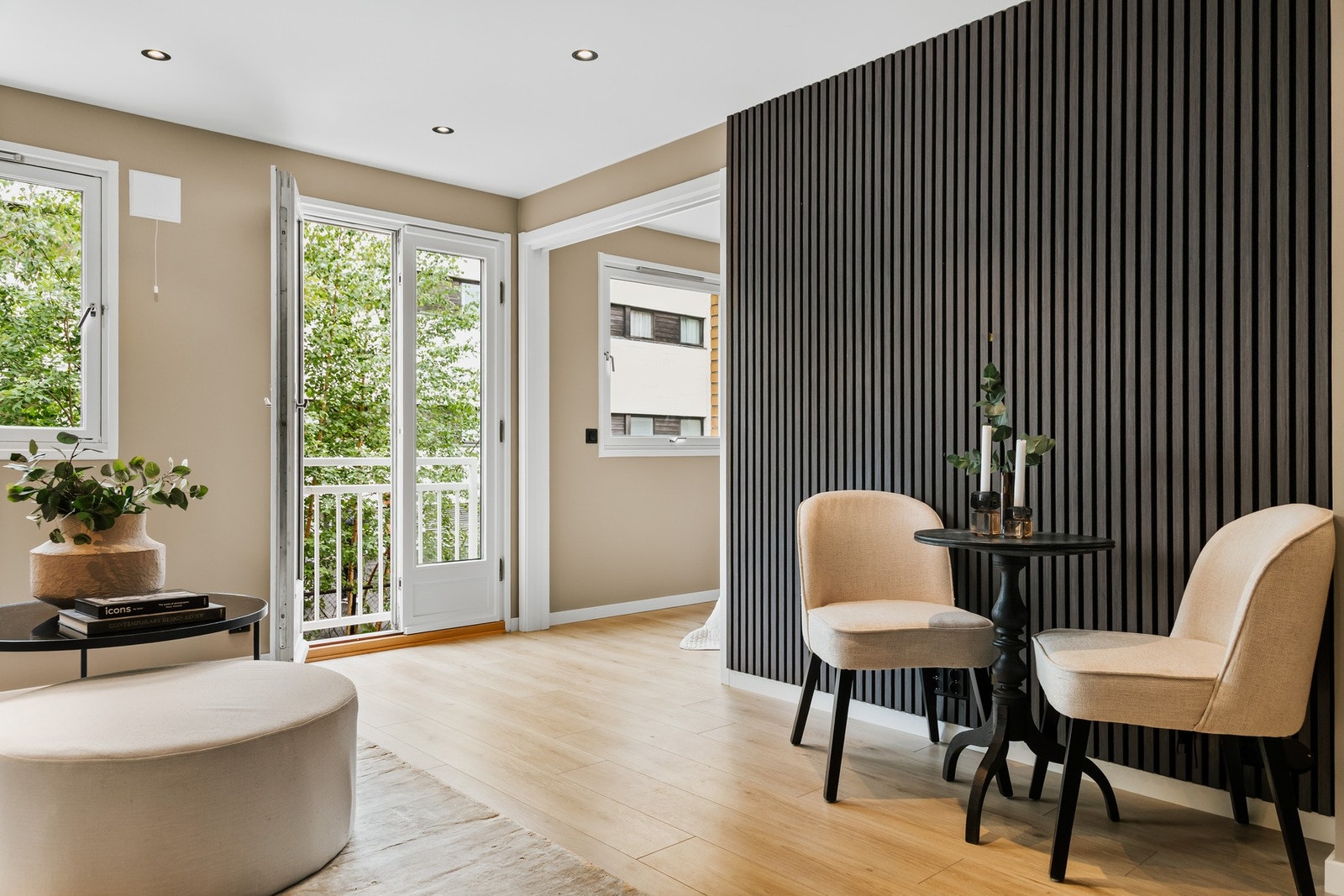 Utstrakt bruk av innebygd dimmebar belysning som medfølger. Det er montert Plejd-system for styring av belysning via smarttelefon. Galleribilde