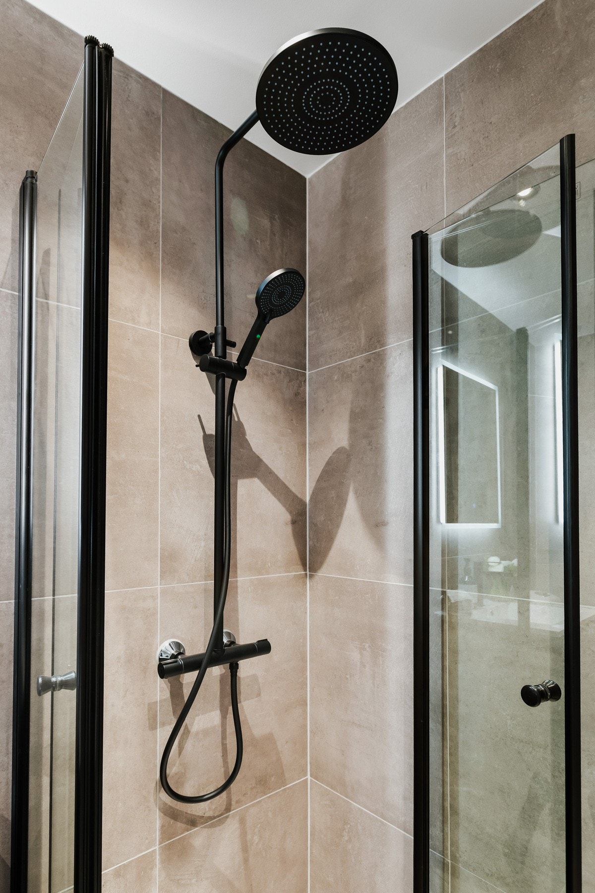 Det er satt inn eksklusive armaturer som matcher dusjvegger, sluk og stikkontakter og baderomsinnredning. Galleribilde