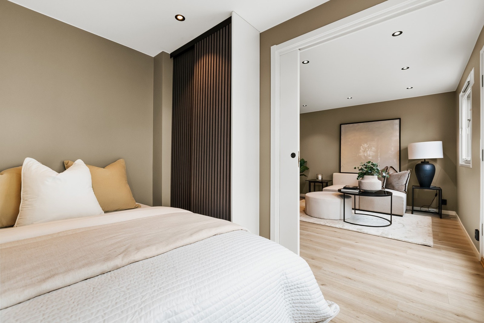 Det er satt in svært eksklusivt garderobeskap som medfølger handelen. Galleribilde