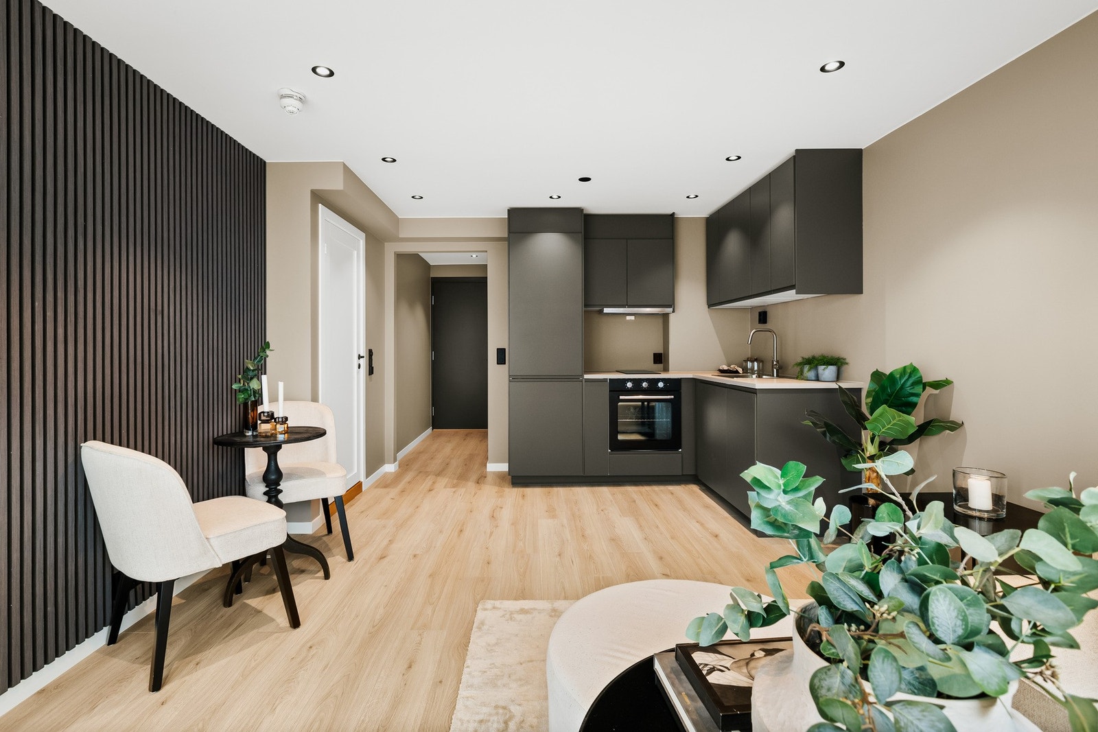 Kjøkkenet ligger i åpen og sosial løsning mot stue og spisestue. Det er fine, naturlige soner med god plass til møblement. Galleribilde