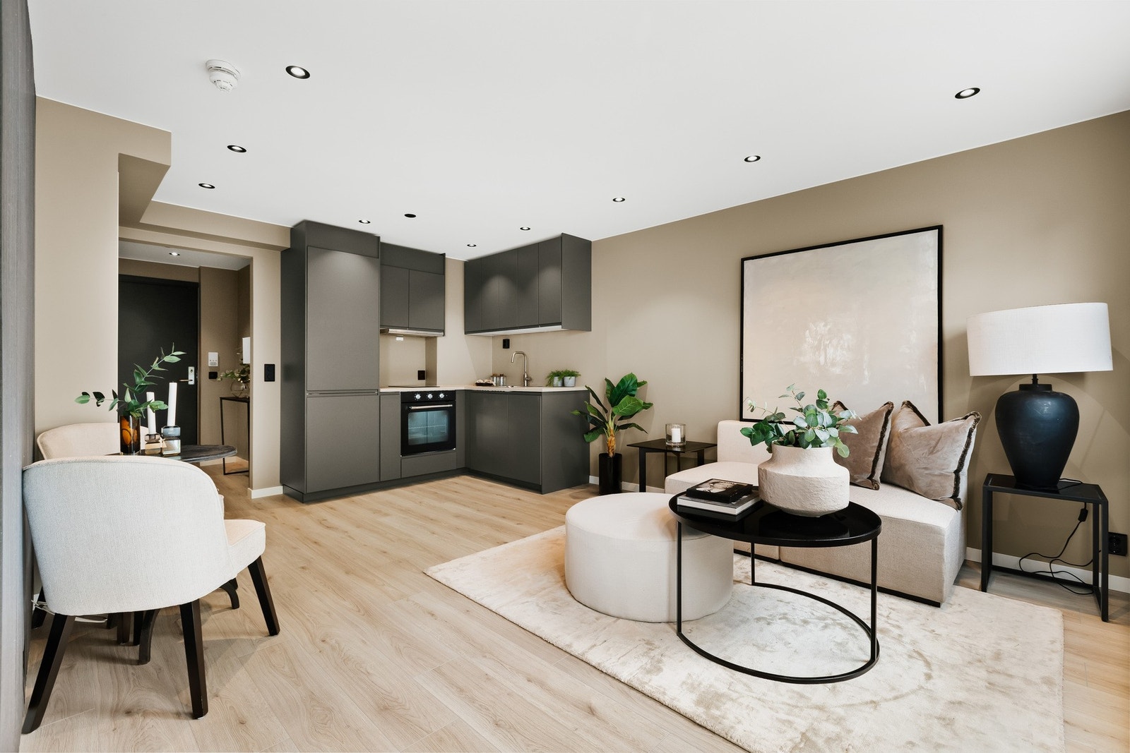 Hele leiligheten er oppusset i 2025 med svært eksklusive detaljer og unike løsninger på alle nivåer. Galleribilde