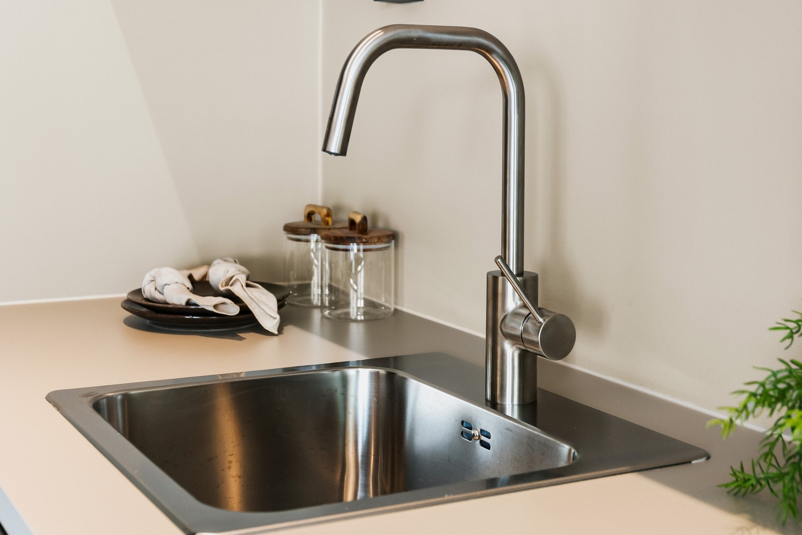 Benkeplaten komplementerer den delikate, beige fargepaletten i leiligheten. Galleribilde