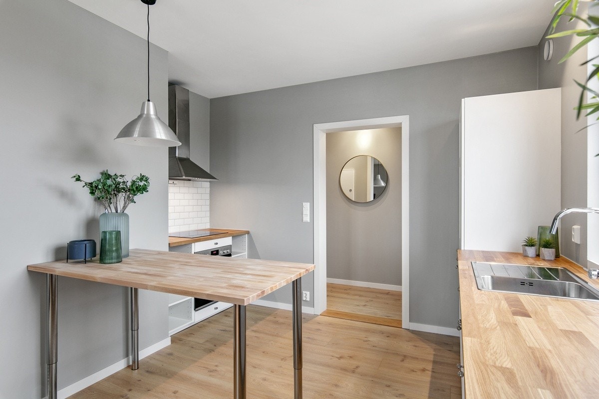 Leilighetens fellesarealer er møblert samt enkelte soverom Galleribilde