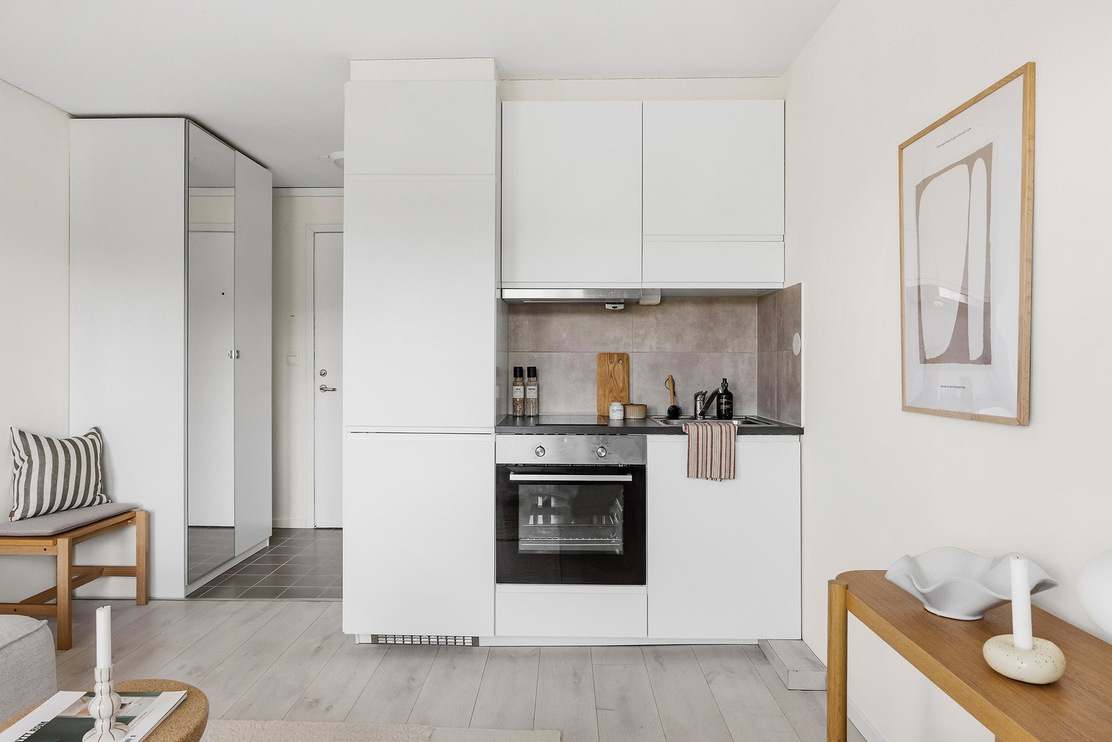 Det er godt med skapplass på kjøkkenet. Galleribilde