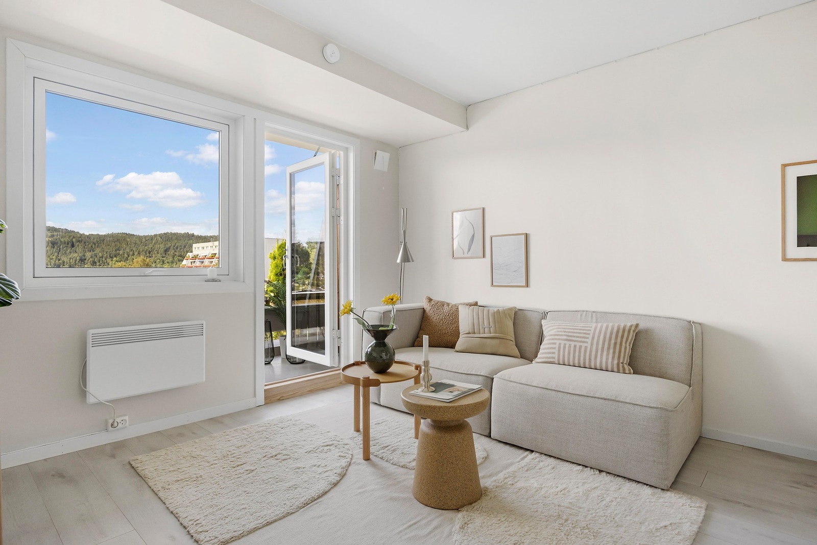 Lys og romslig stue. Galleribilde