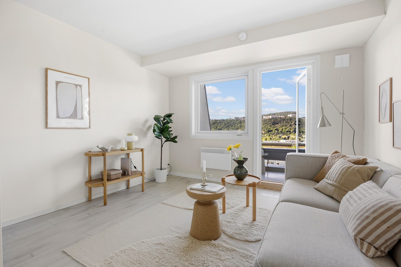 Lys stue med store vindusflater. Galleribilde