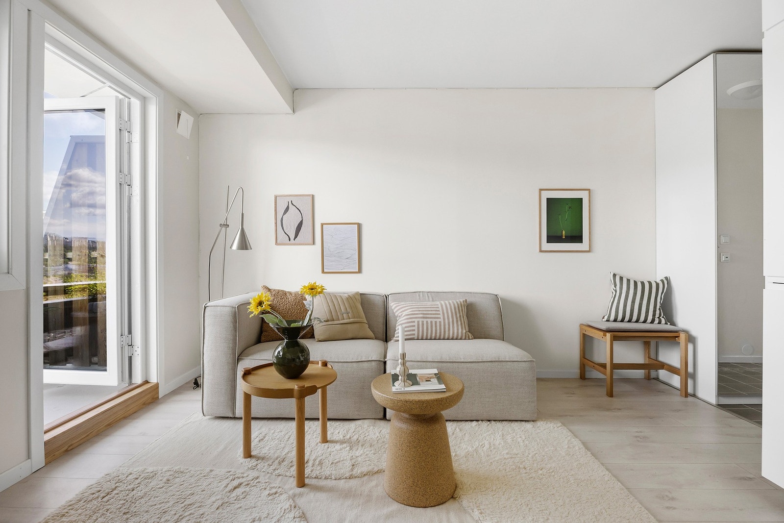 Den åpne stue/kjøkkenløsning understøtter leilighetens smarte planløsning. Galleribilde