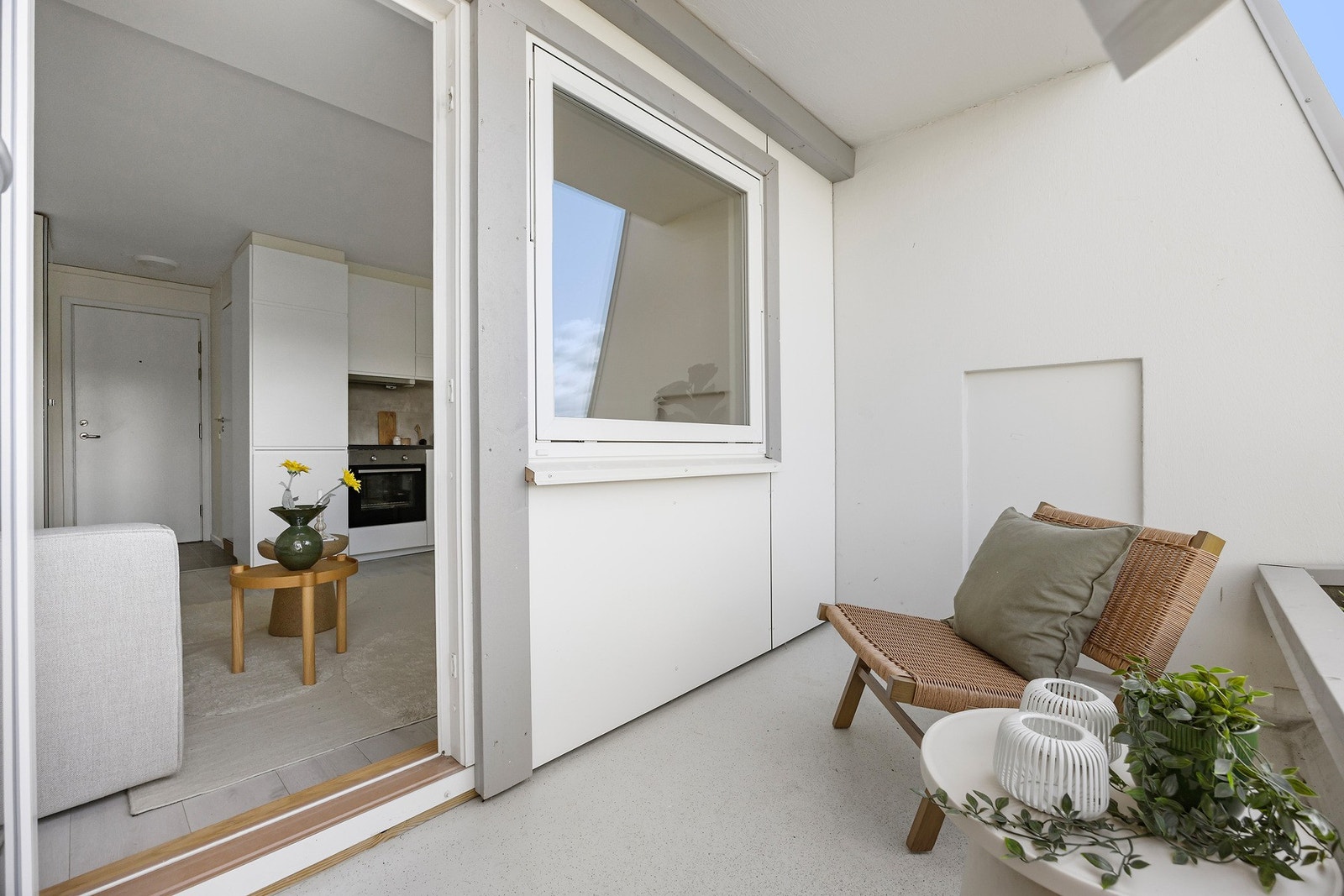 Fra balkongen inn mot stuen. Galleribilde