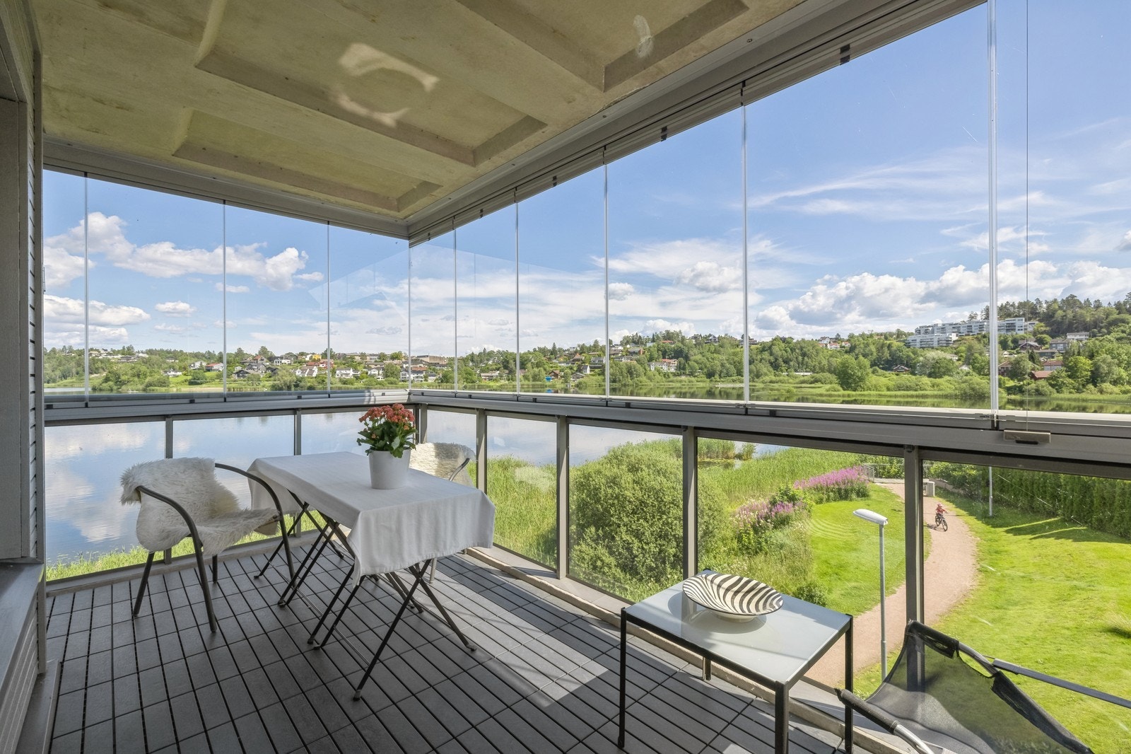 Stor innglasset balkong med flott utsikt Galleribilde