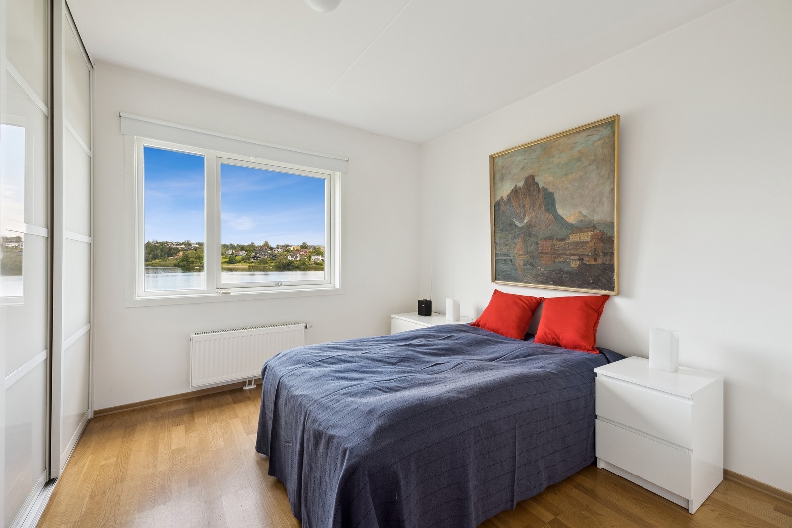 Hovedsoverom med garderobeskap Galleribilde