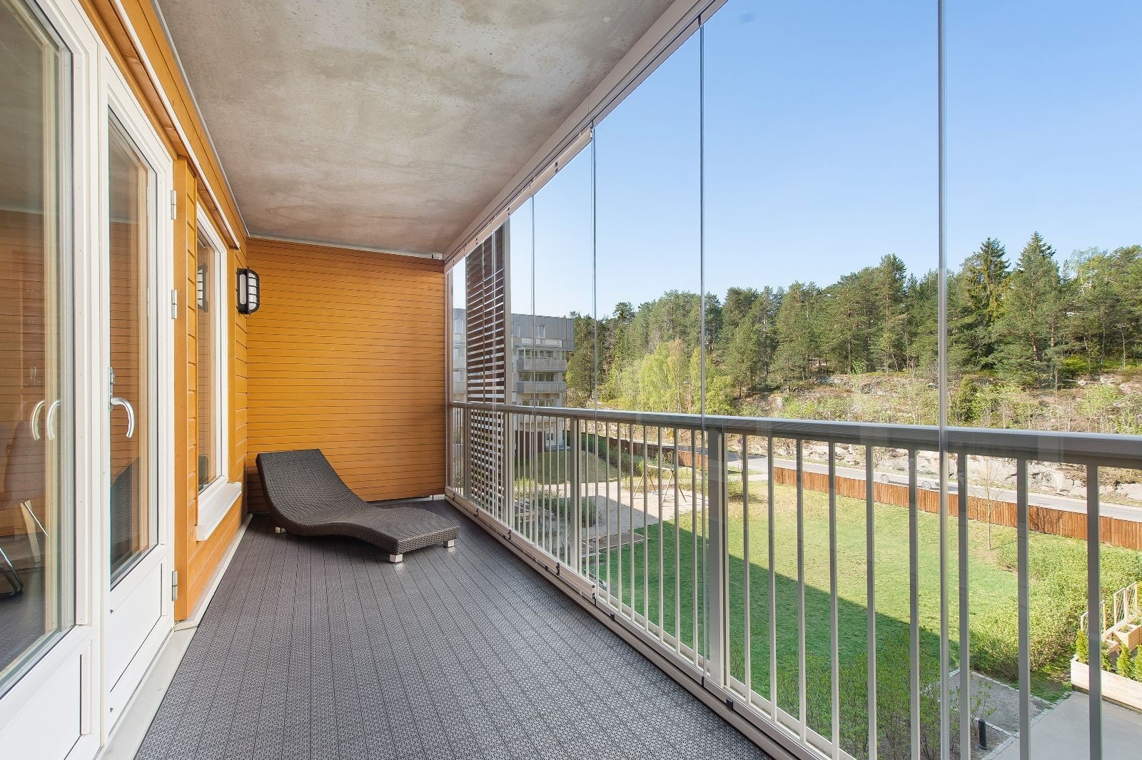 Stor innglasset balkong, med glass skyvedører. Galleribilde