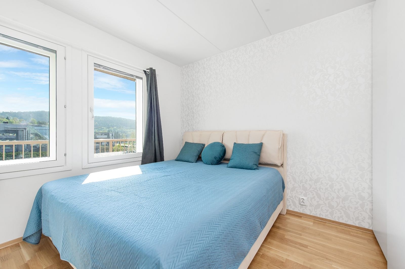 Hovedsoverom med garderobe og seng Galleribilde