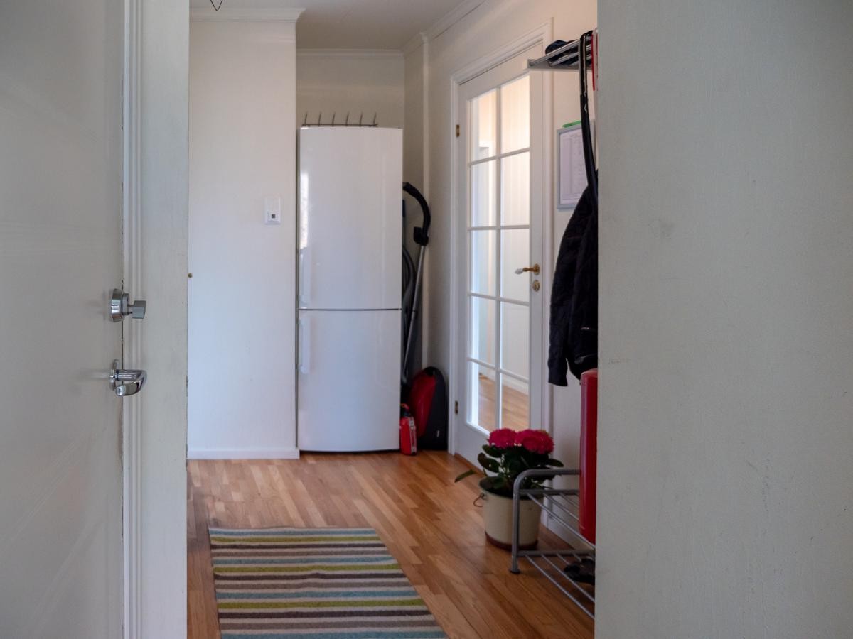 Gang og ekstra kjøleskap Galleribilde