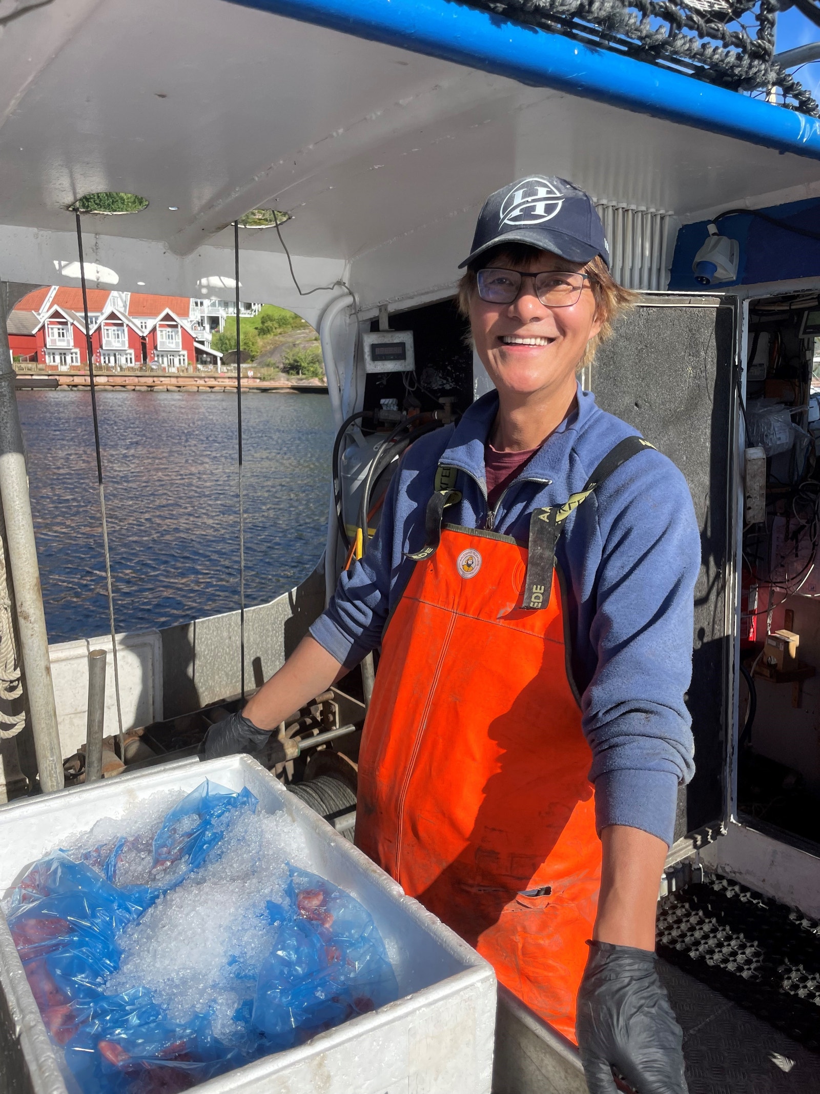 Vi har en egen reketråler som selger ferske reker, sjøkreps og krabber på Holmsbu Resort Galleribilde