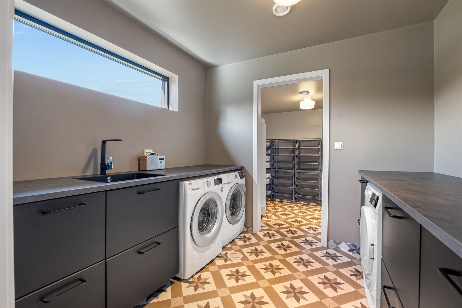 Stort vaskerom med smarte løsninger- romslig med benke- og oppbevaringsplass. Opplegg for 2 vaskemaskiner. Galleribilde