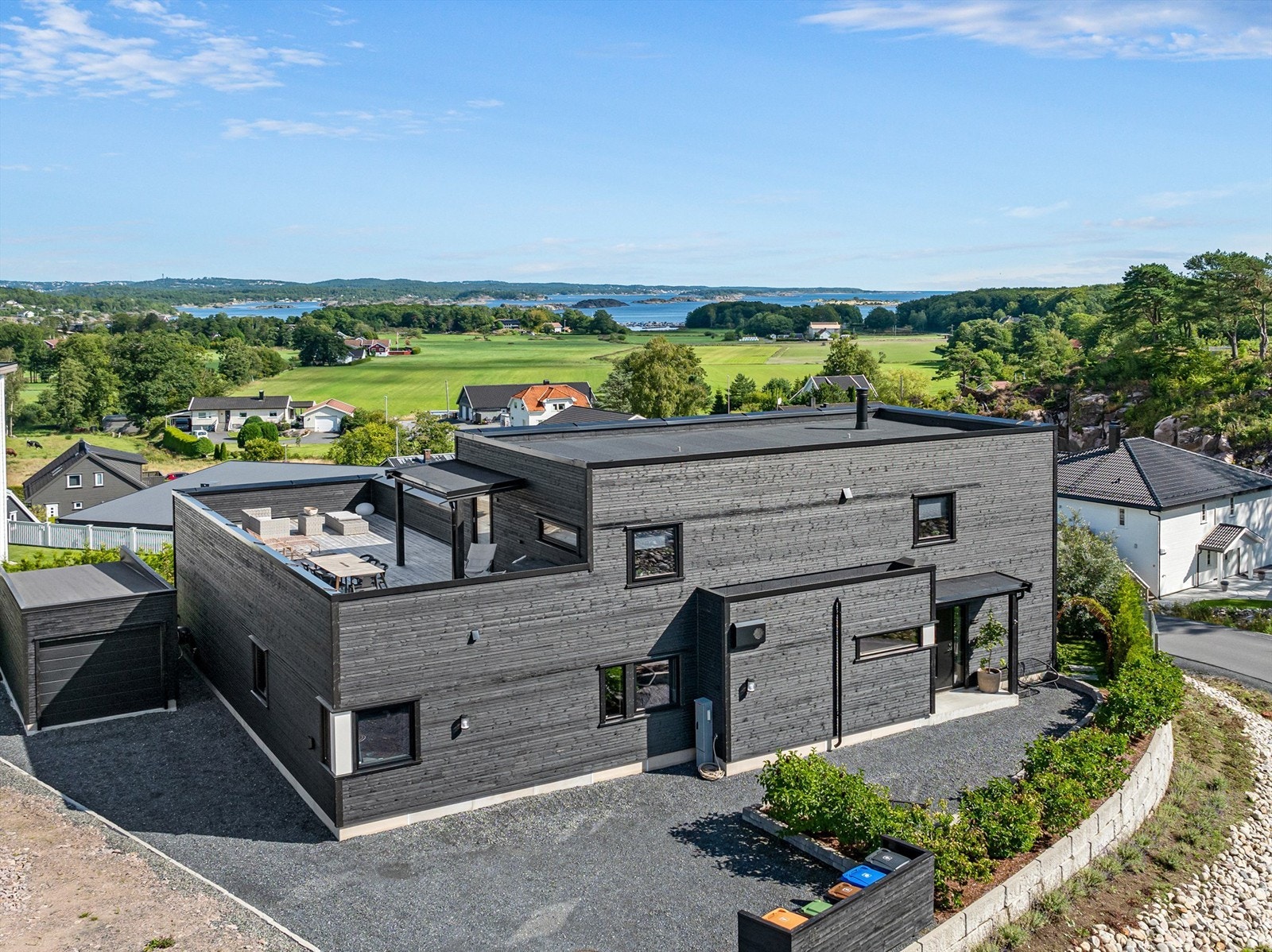 En stor og lekker villa med store takterrasser, solrik hage og nydelig utsikt. Galleribilde