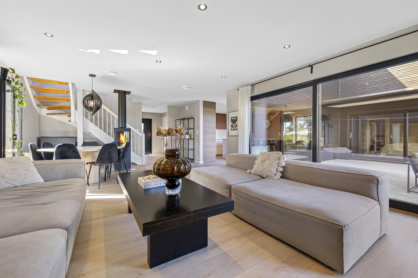 Meget innbydende og tiltalende bolig med stilfulle detaljer og gjennomgående god standard. Lekker stue med store vindusflater og utgang til hagen. Galleribilde