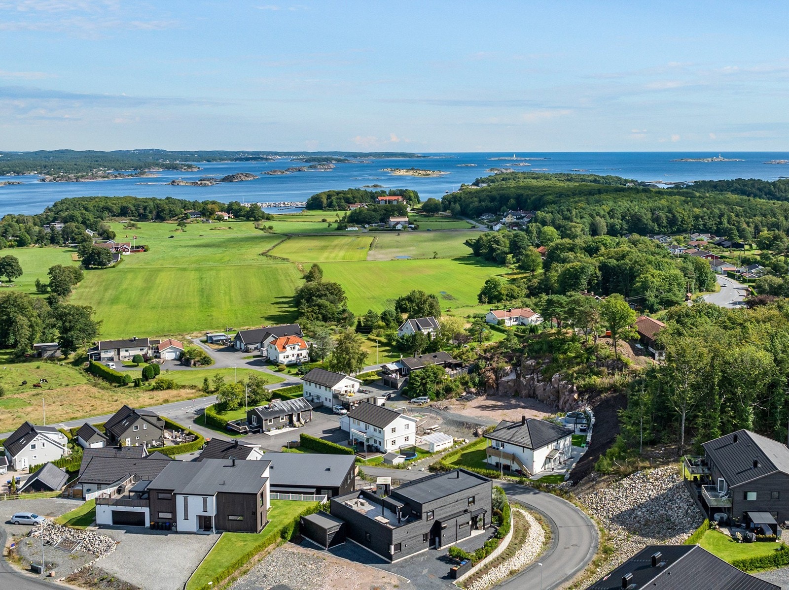 Eiendommen ligger luftig og fint til i attraktivt boligområde - her bor man med gangavstand til alt man trenger i hverdagen. Galleribilde