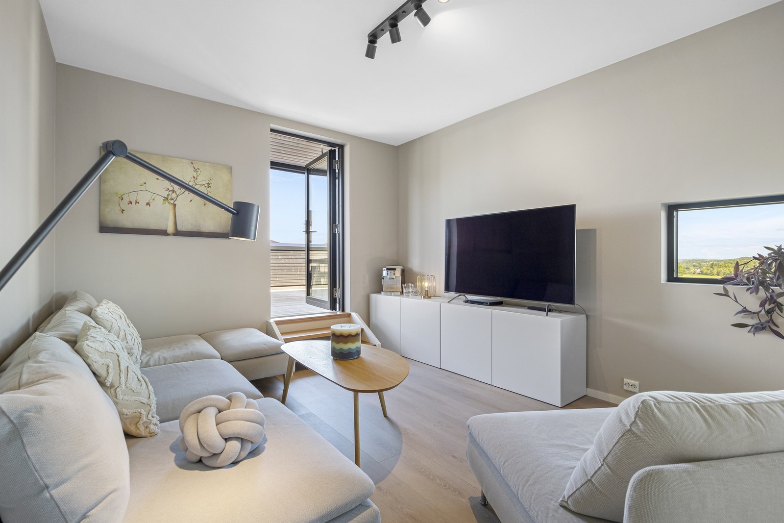 Oppholdsrom i 2 etasje med utgang til takterrasser Galleribilde