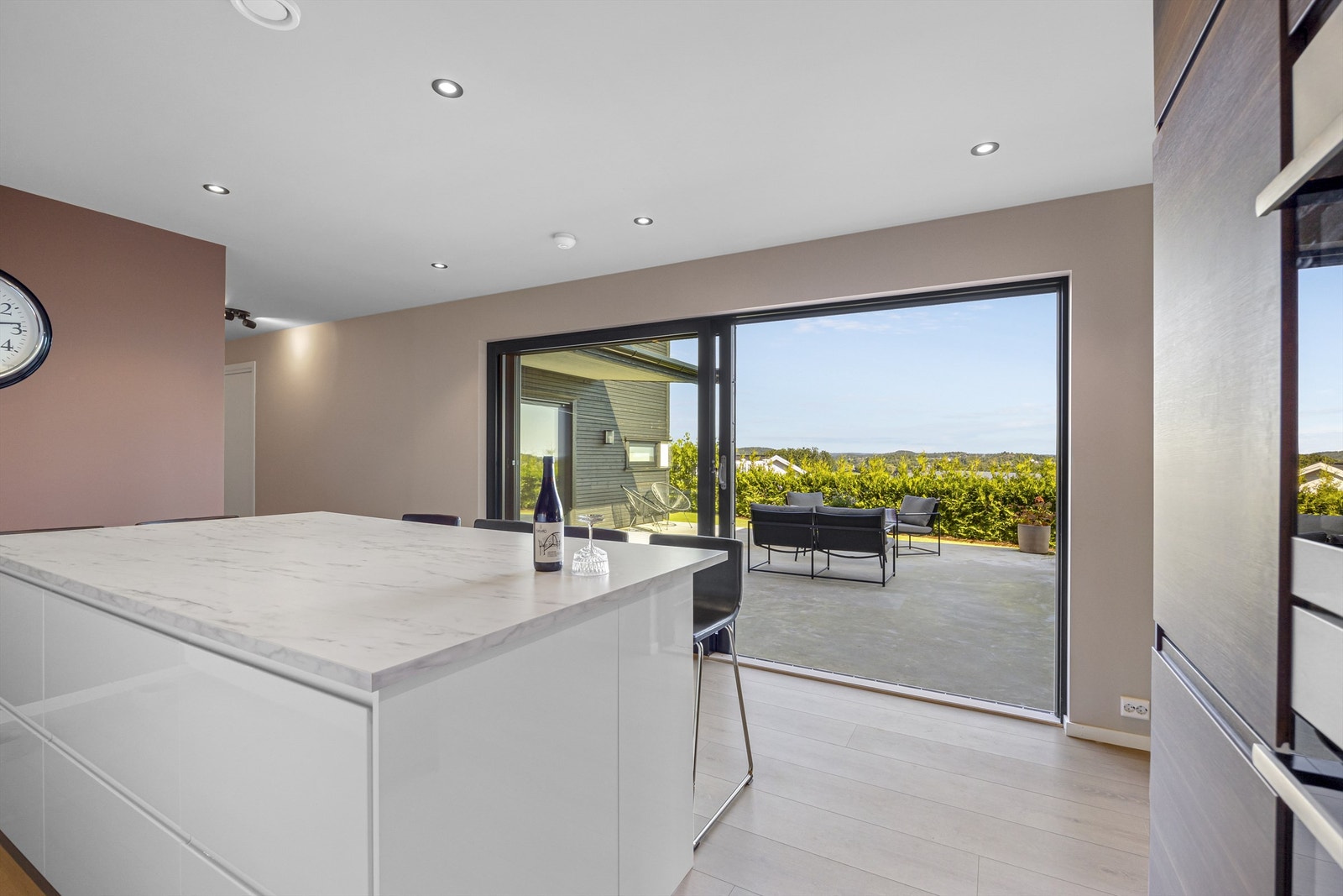 De store skyvedørene ut til terrassen er perfekt på solskinnsdager eller om man ønsker å invitere til en hagefest! Galleribilde