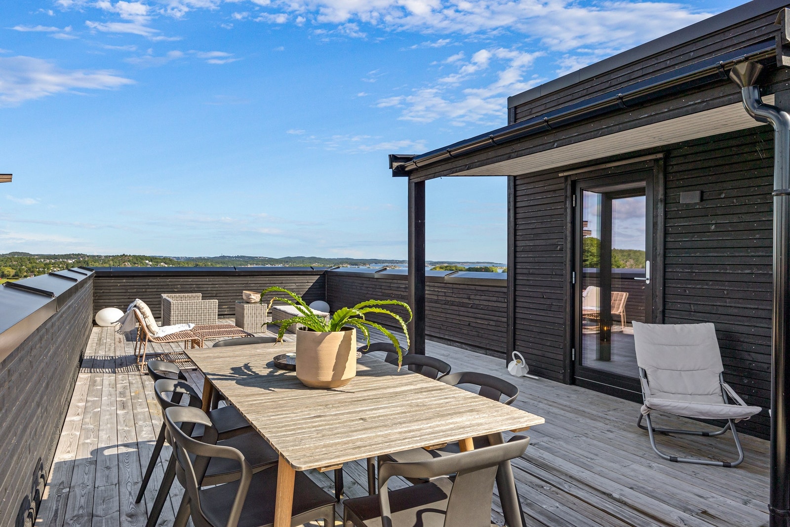 Eiendommen har to romslige takterrasser med fritt utsyn. Her er det rikelig med plass for både solsenger, spisebord og loungegrupper. Galleribilde