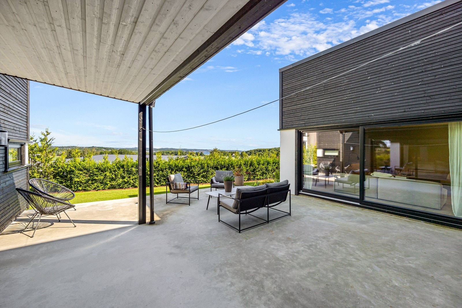 Stor og fin uteplass med delvis overbygg Galleribilde